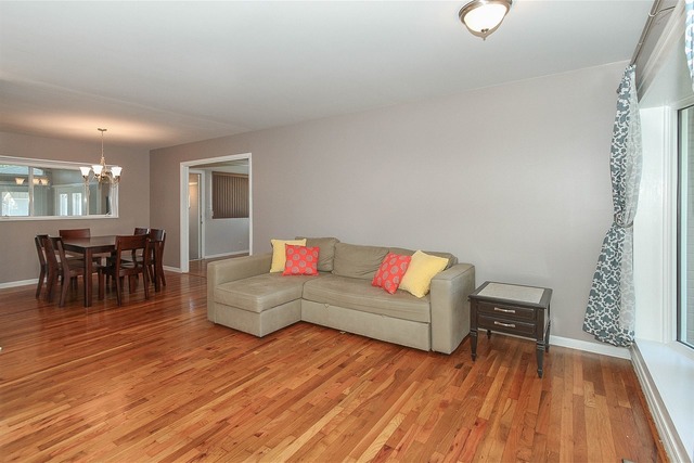 565 Morgan Ln, Hoffman Estates, IL 60169 photo 3