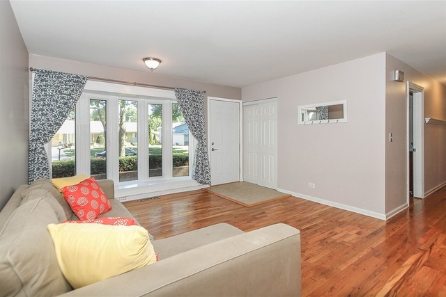 565 Morgan Ln, Hoffman Estates, IL 60169 photo 2