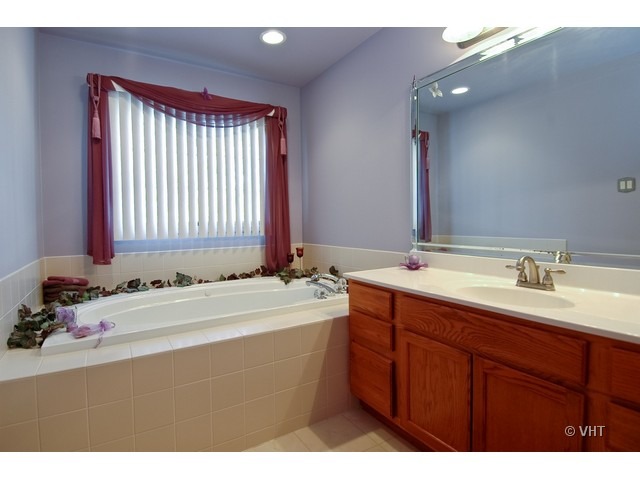 126 Deer Run Ln, Elgin, IL 60120 photo 7