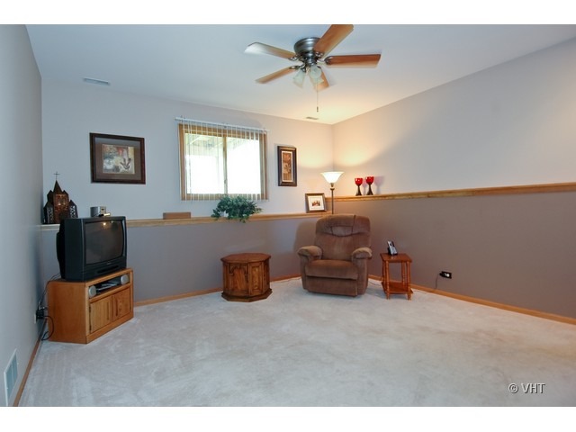 126 Deer Run Ln, Elgin, IL 60120 photo 4