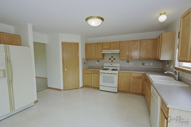 69 E Old Mill Trl, Antioch, IL 60002 photo 2