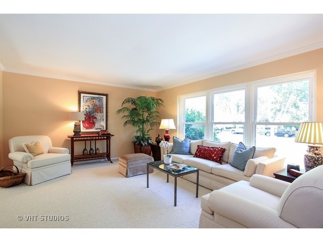 4013 Carousel Dr, Northbrook, IL 60062 photo 2