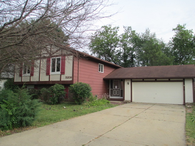 5209 W Greenbrier Dr, Mchenry, IL 60050 photo 1