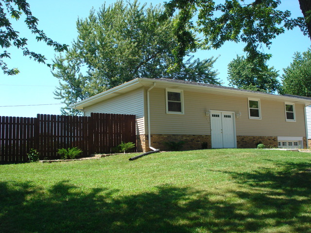 312 N Arseneau Rd, Kankakee, IL 60901 photo 2