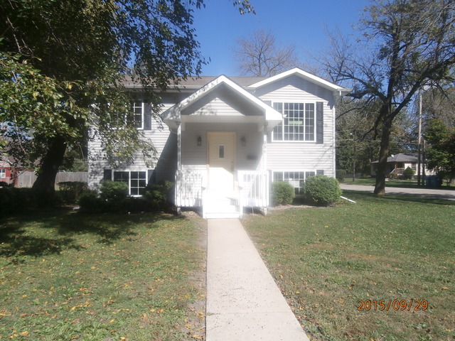 596 Moore St, Kankakee, IL 60901 photo 2