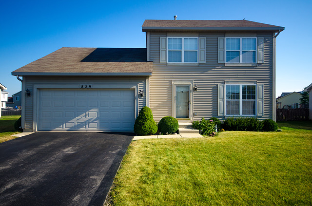 829 Grant Dr, Minooka, IL 60447 photo 2