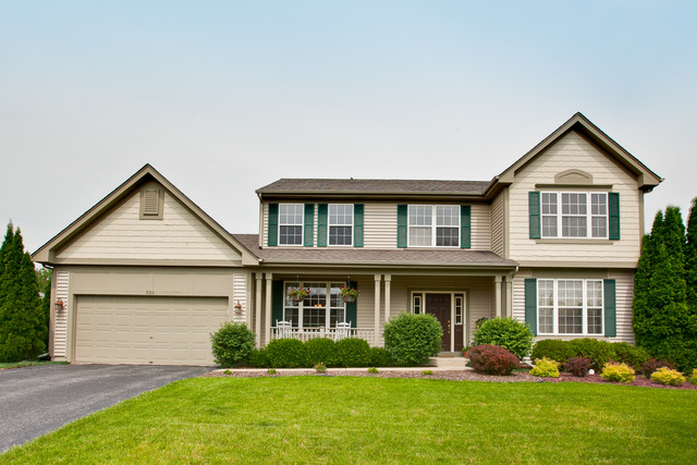 551 Madison Ln, Lindenhurst, IL 60046 photo 1