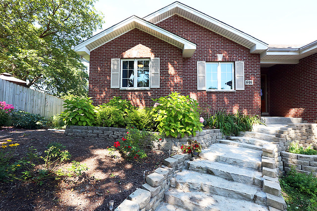 646 Robin Rdg, Elgin, IL 60123 photo 2