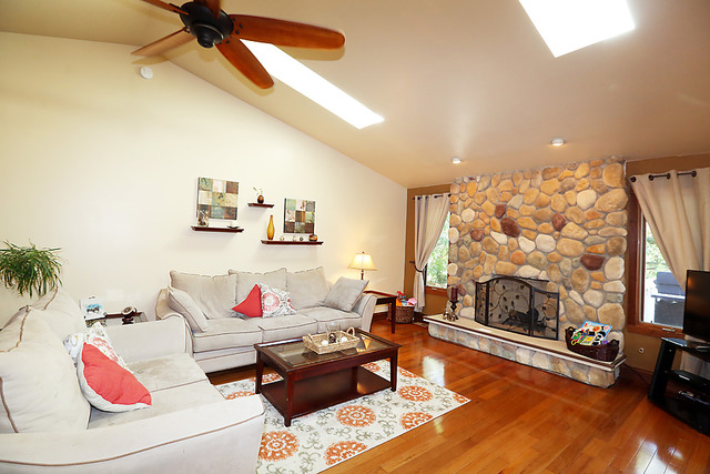 646 Robin Rdg, Elgin, IL 60123 photo 4