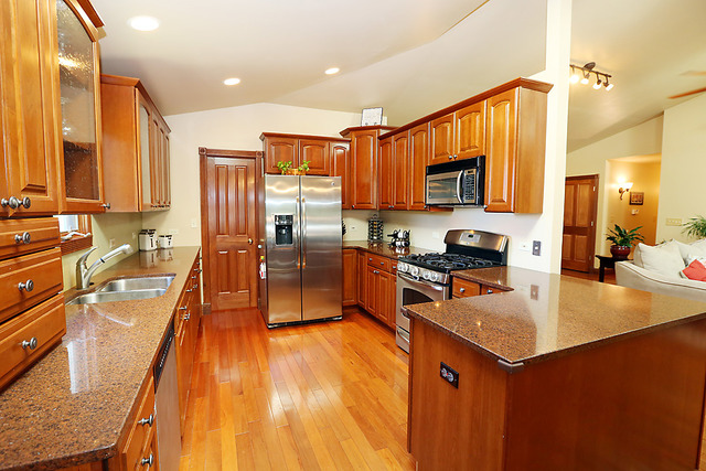 646 Robin Rdg, Elgin, IL 60123 photo 6