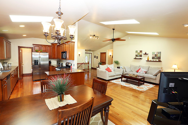 646 Robin Rdg, Elgin, IL 60123 photo 8