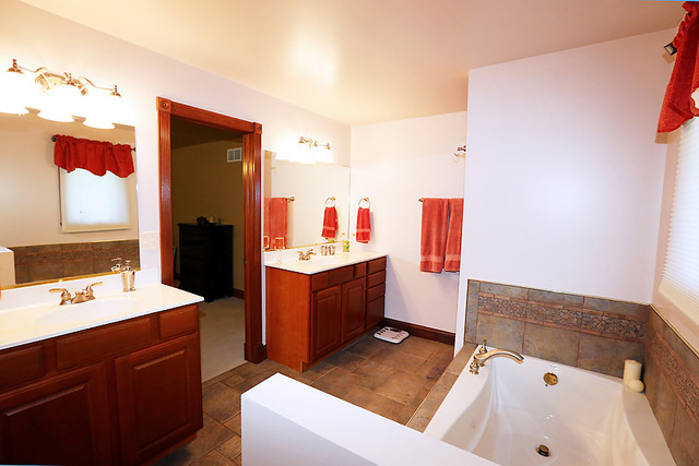 646 Robin Rdg, Elgin, IL 60123 photo 10