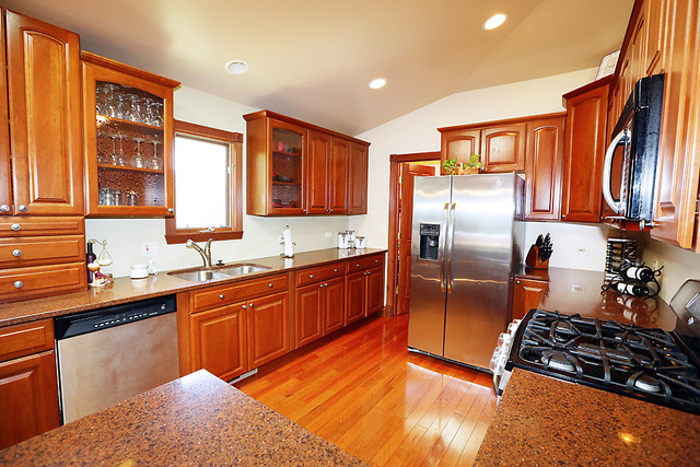 646 Robin Rdg, Elgin, IL 60123 photo 5