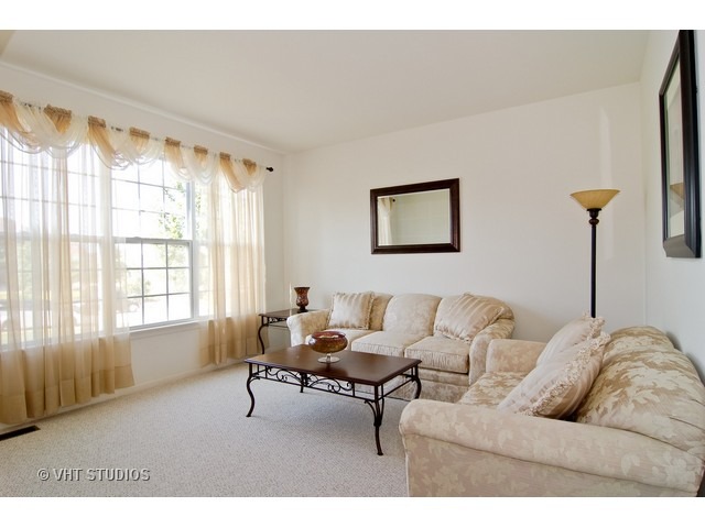 5764 Red Oak Dr, Hoffman Estates, IL 60192 photo 2