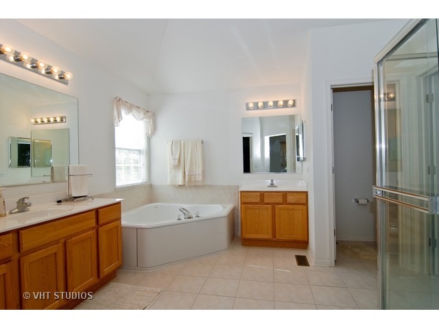 5764 Red Oak Dr, Hoffman Estates, IL 60192 photo 9