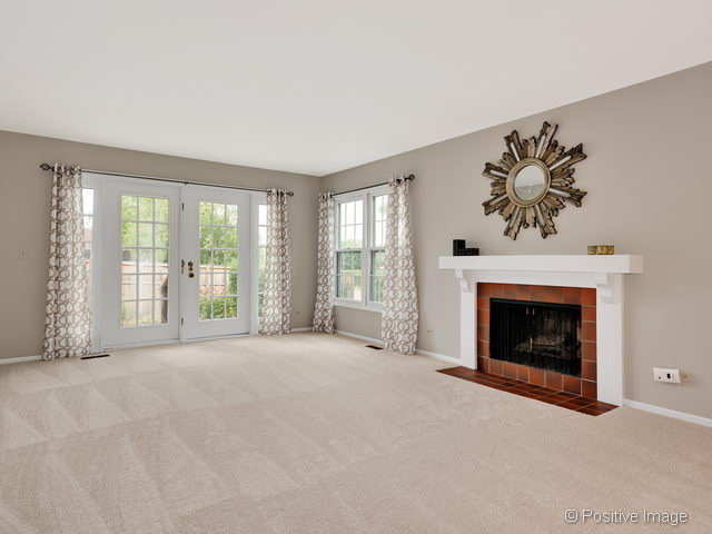 901 Wheaton Oaks Dr, Wheaton, IL 60187 photo 2