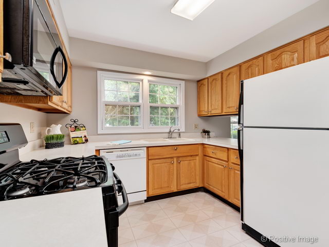 901 Wheaton Oaks Dr, Wheaton, IL 60187 photo 8