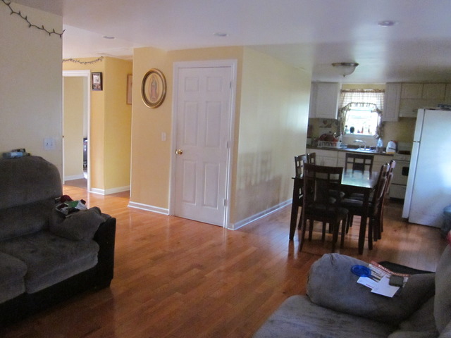 1043 Jackson St, Aurora, IL 60505 photo 4