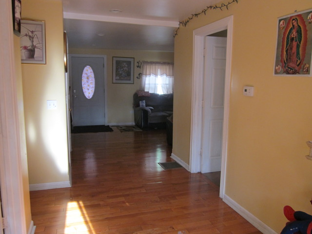 1043 Jackson St, Aurora, IL 60505 photo 2