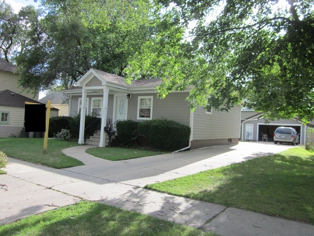 1043 Jackson St, Aurora, IL 60505 photo 1