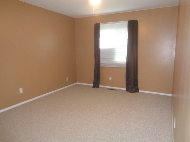35 Cypress Sq, Elgin, IL 60123 photo 12