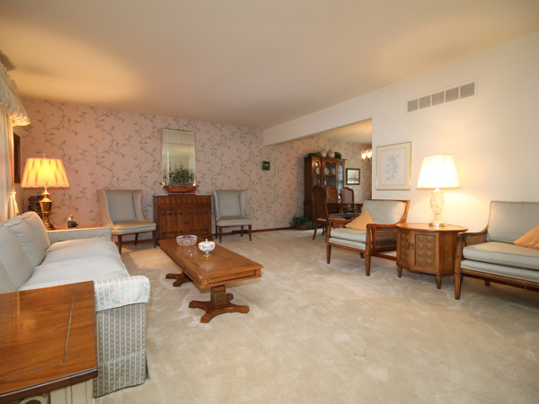 2 S361 Seneca Rd, Wheaton, IL 60189 photo 4