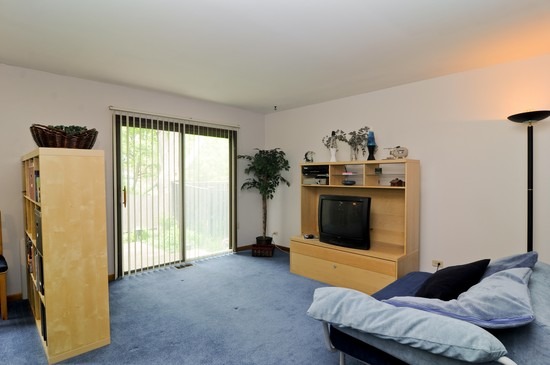 1524 Commanche Trl, Wheeling, IL 60090 photo 2