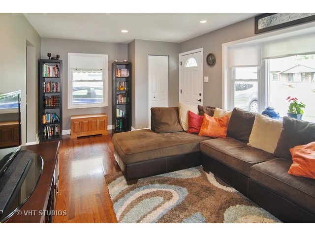 8637 45th St, Lyons, IL 60534 photo 1