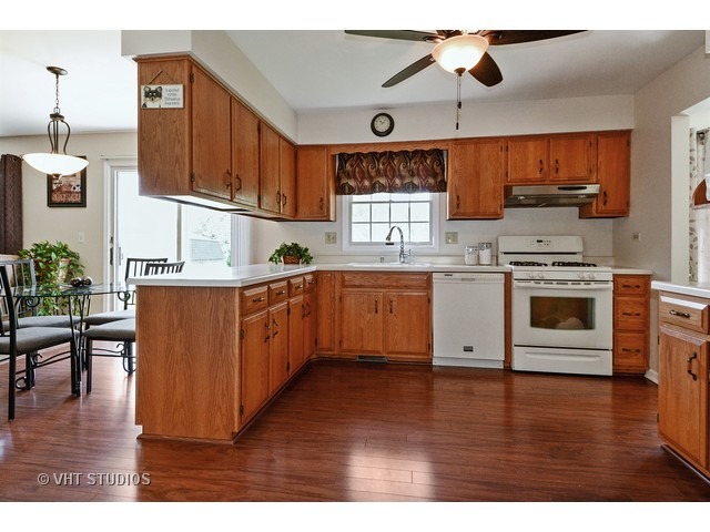 608 Alice Pl, Elgin, IL 60123 photo 2