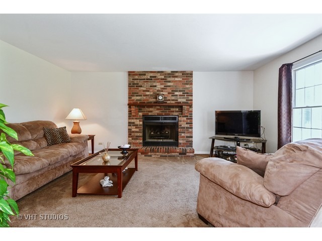 608 Alice Pl, Elgin, IL 60123 photo 5