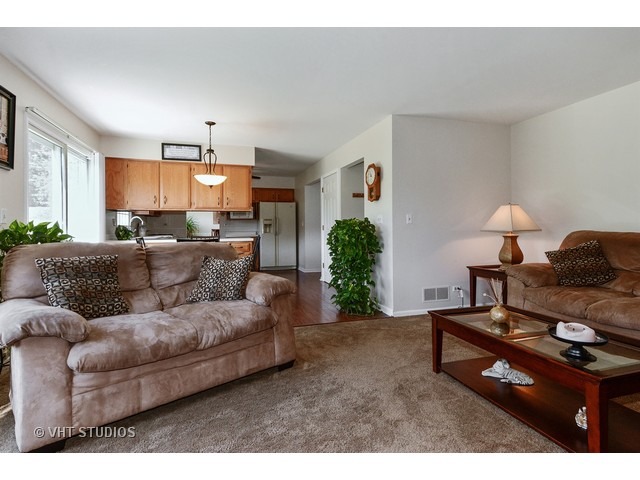 608 Alice Pl, Elgin, IL 60123 photo 6