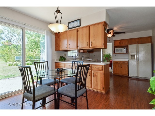 608 Alice Pl, Elgin, IL 60123 photo 3