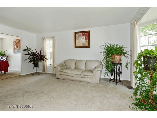 608 Alice Pl, Elgin, IL 60123 photo 1