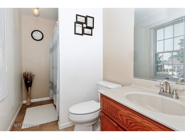 608 Alice Pl, Elgin, IL 60123 photo 8