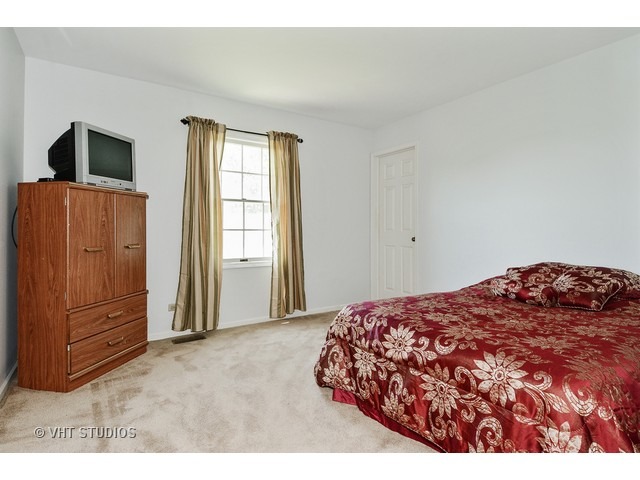 608 Alice Pl, Elgin, IL 60123 photo 9