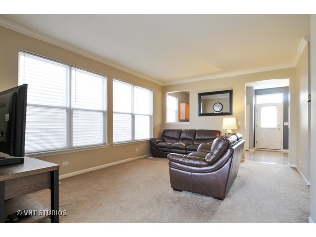 2092 Grayhawk Dr, Aurora, IL 60503 photo 1