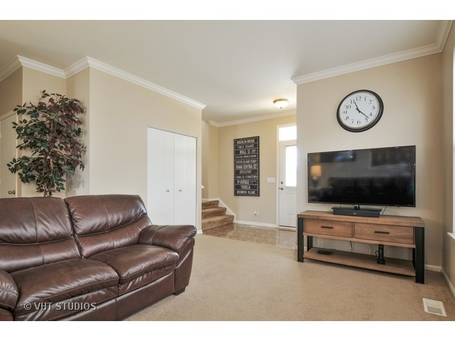 2092 Grayhawk Dr, Aurora, IL 60503 photo 2