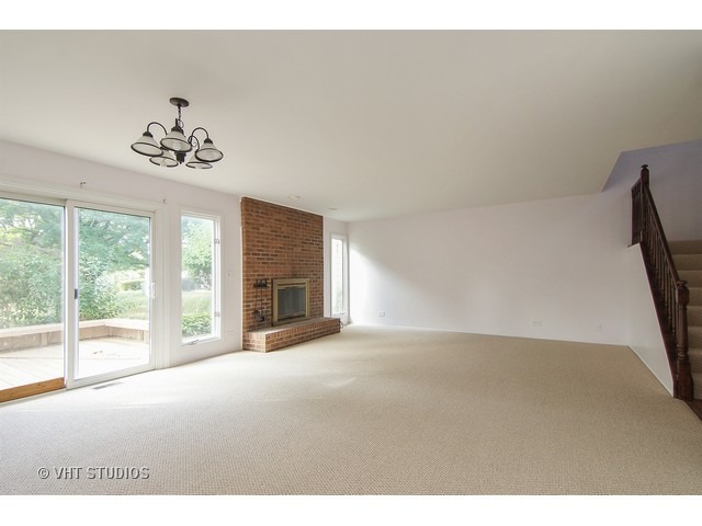 677 London Sq, Hoffman Estates, IL 60169 photo 2