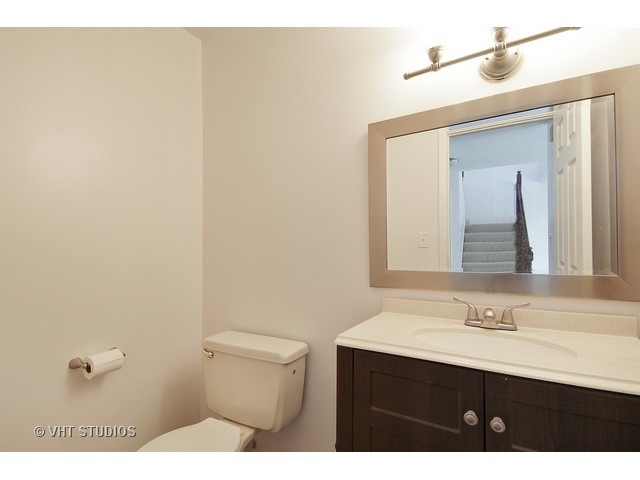677 London Sq, Hoffman Estates, IL 60169 photo 8