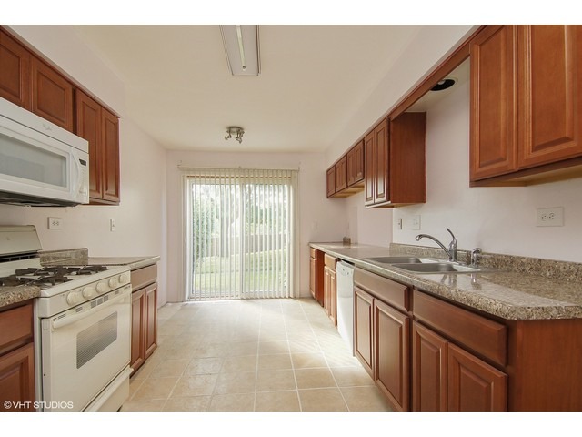 677 London Sq, Hoffman Estates, IL 60169 photo 3