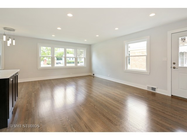 2097 Sherwin Ave, Des Plaines, IL 60018 photo 2