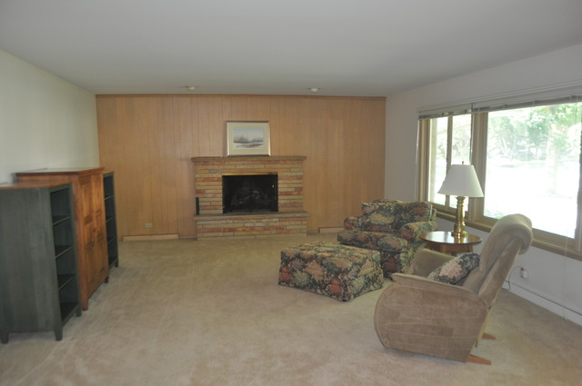 799 Scott Dr, Elgin, IL 60123 photo 2