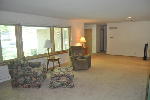 799 Scott Dr, Elgin, IL 60123 photo 3