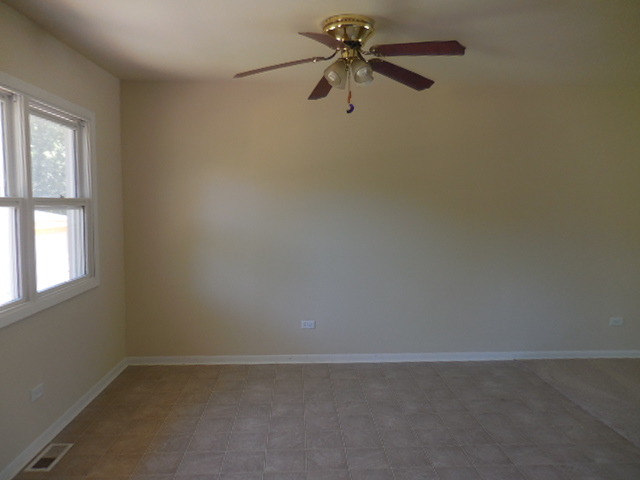 1052 Valley Stream Dr, Wheeling, IL 60090 photo 4