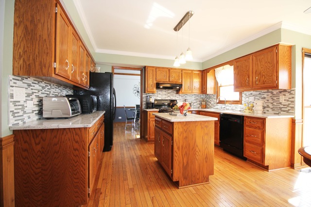 858 Brewster Ln, Bartlett, IL 60103 photo 2