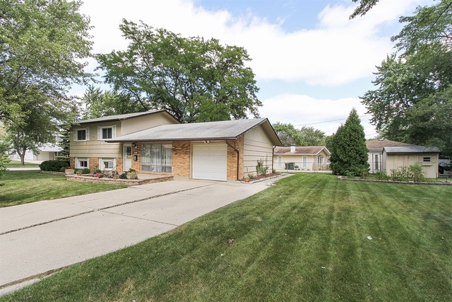 565 Aberdeen St, Hoffman Estates, IL 60169 photo 2