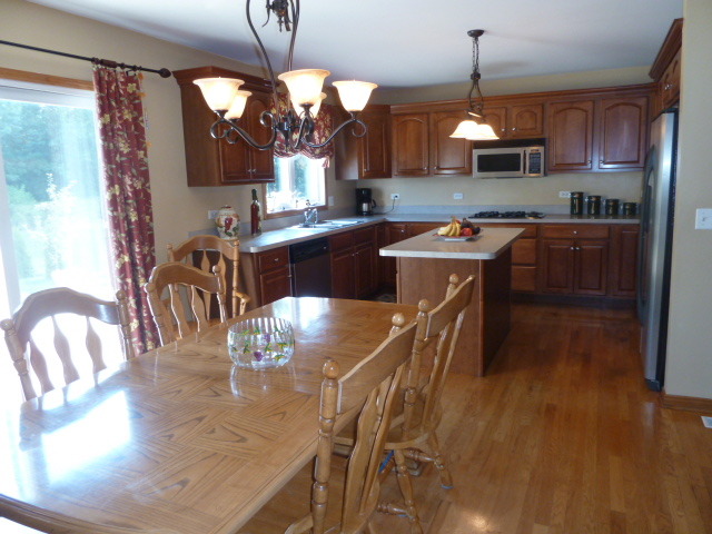 439 E Comstock Ave, Addison, IL 60101 photo 9