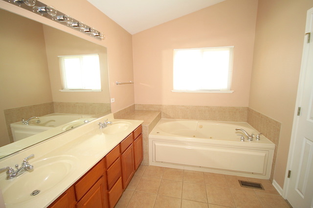 6095 Russell Dr, Hoffman Estates, IL 60192 photo 17