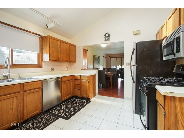 725 N Rozanne Dr, Addison, IL 60101 photo 2