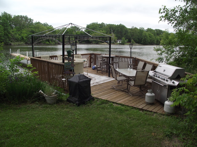 2906 S Riverside Dr, Mchenry, IL 60050 photo 2